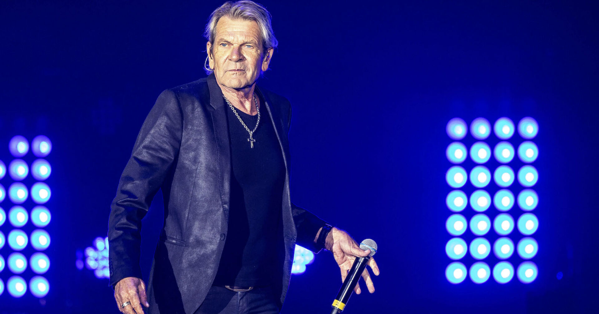 Matthias Reim mit einer schwarzen Lederjacke auf der Bühne.