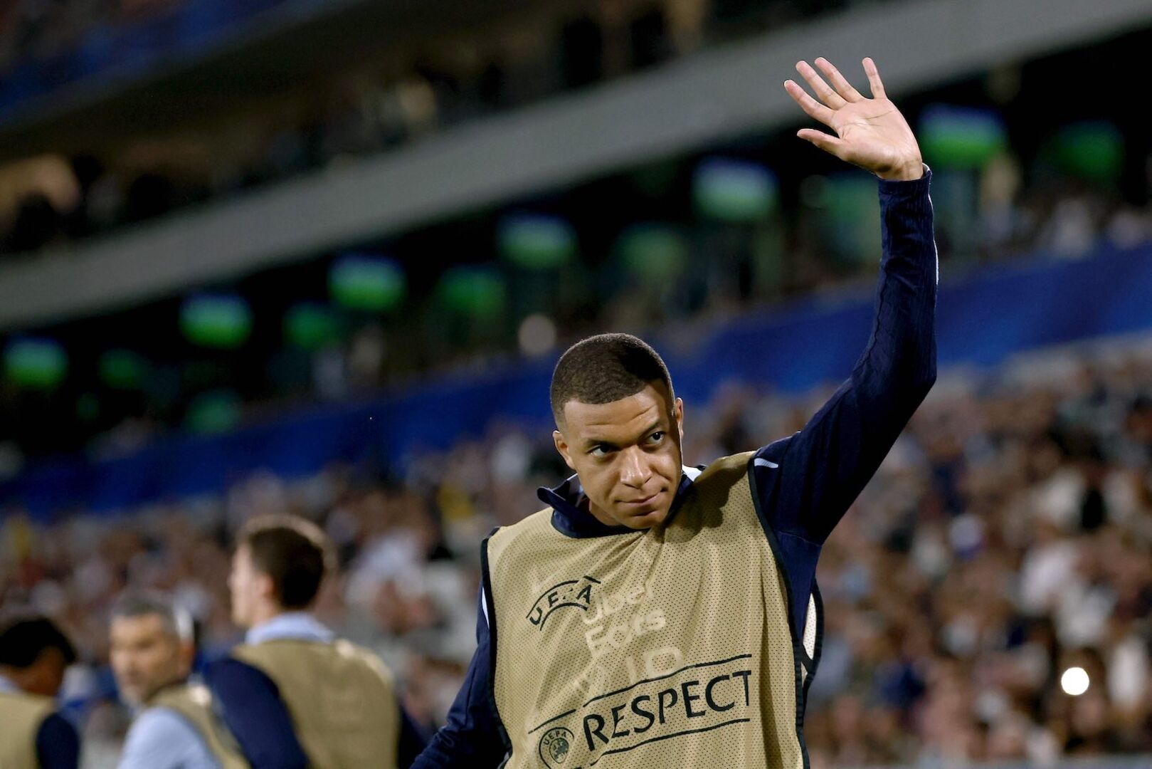 Kylian Mbappé am Rand des Fußballplatzes.