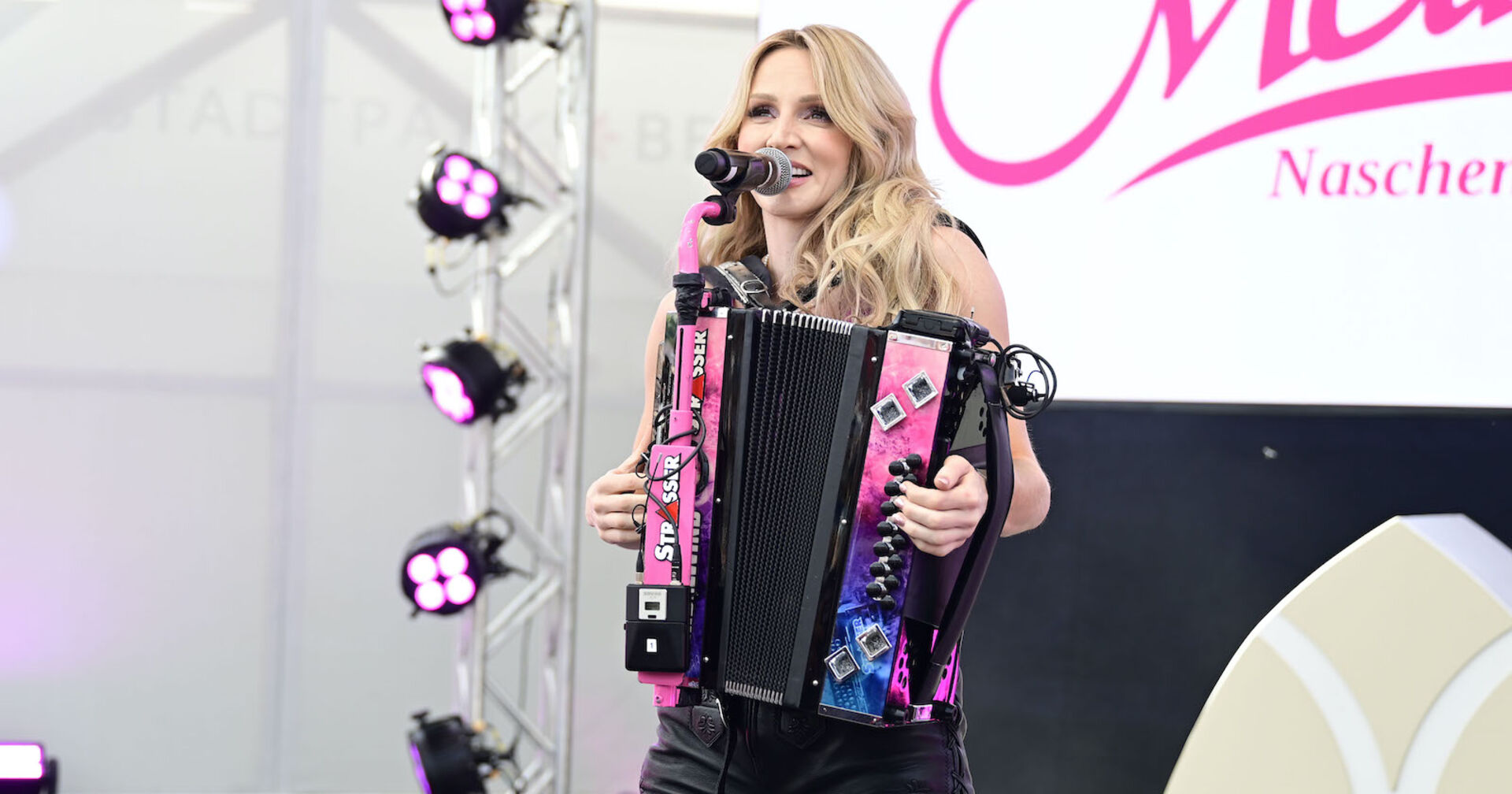 Melissa Naschenweng mit einem Akkordion.