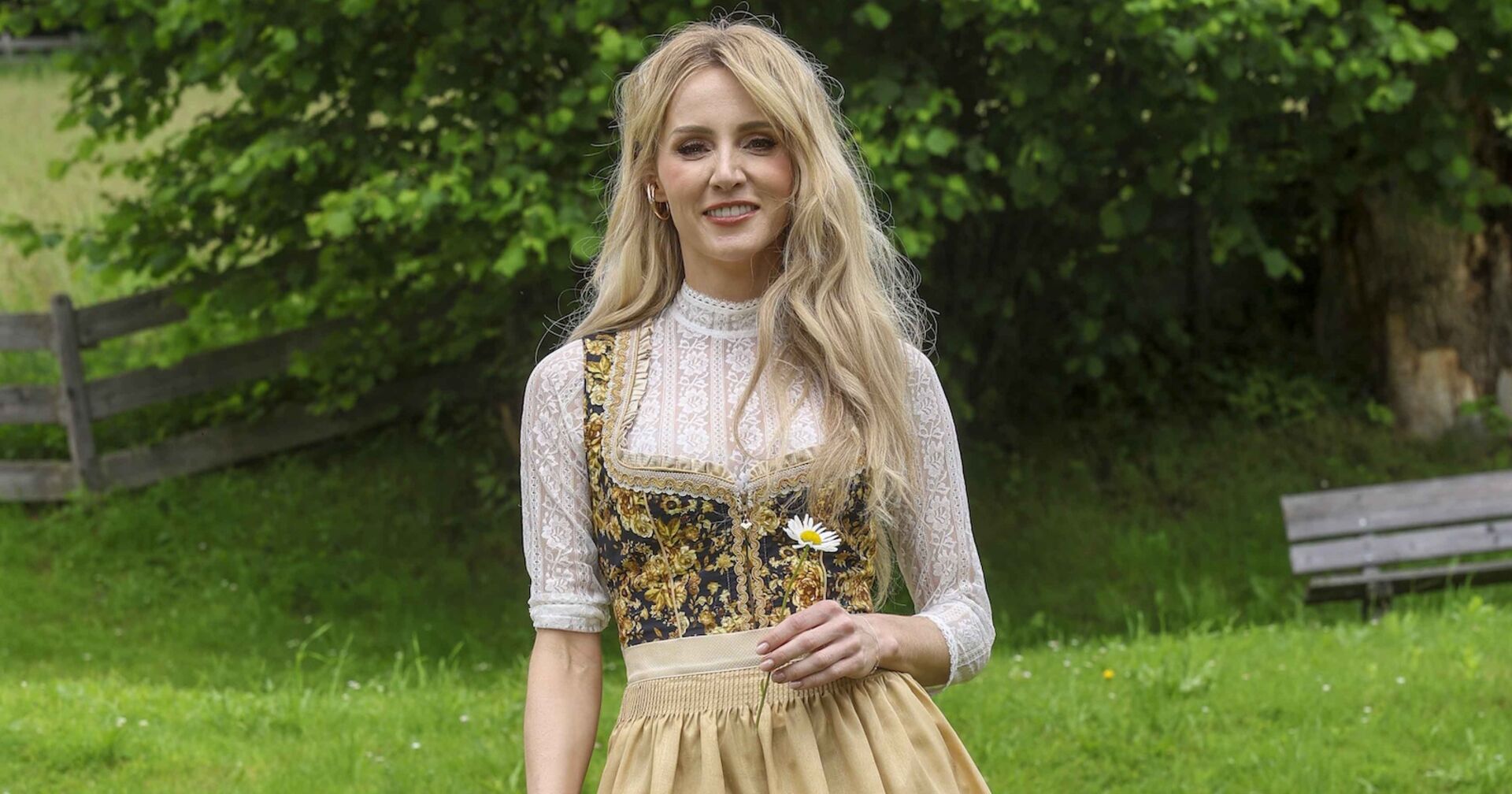 Melissa Naschenweng mit blonden offenen Haaren und einem Dirndl.