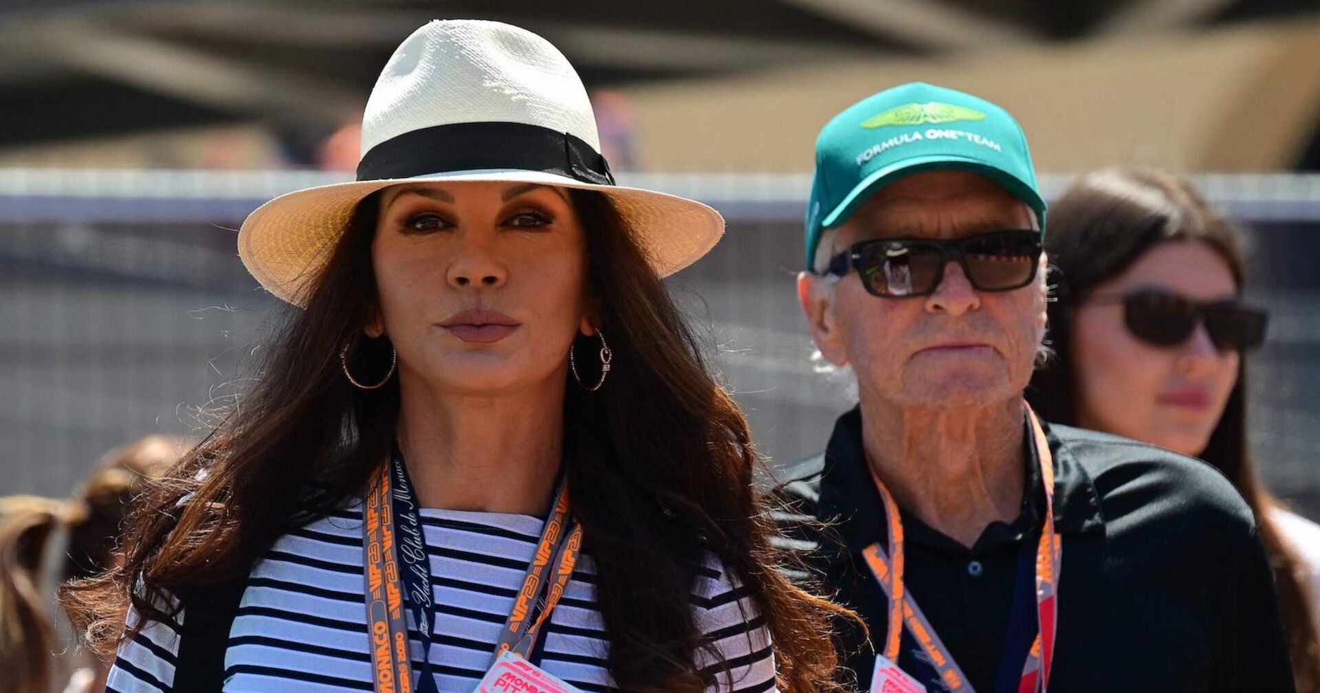 Michael Douglas und Catherine Zeta-Jones mit Kopfbedeckungen und Sonnenbrillen.