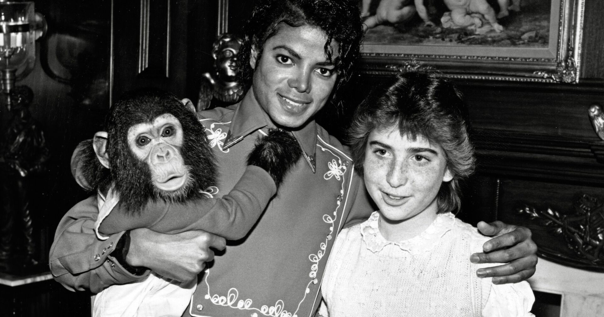 Michael Jackson trifft einen Fan mit seinem Affen Bubbles am Arm