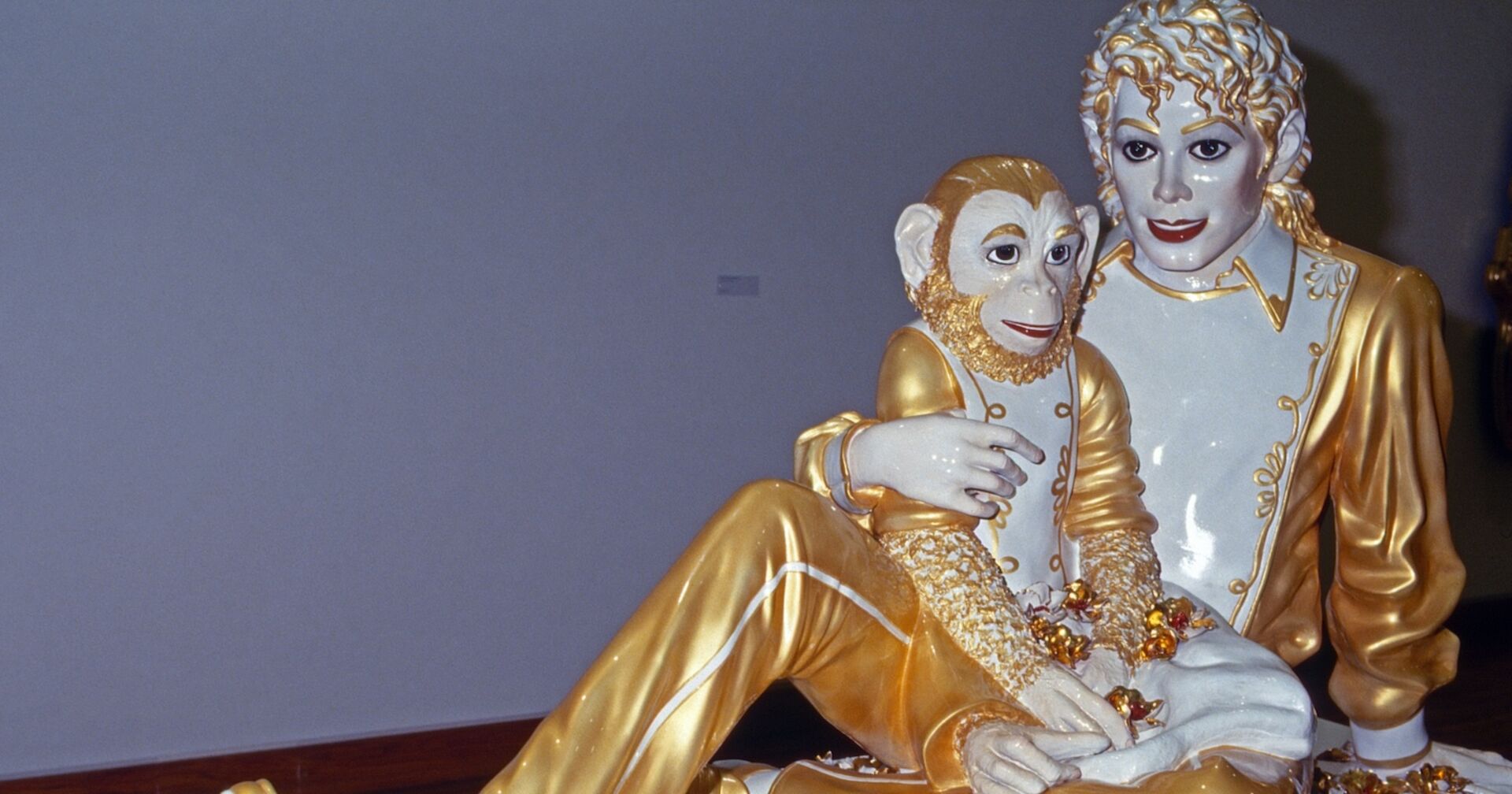 Figur von Michael Jackson und Affe Bubbles in weiß und gold