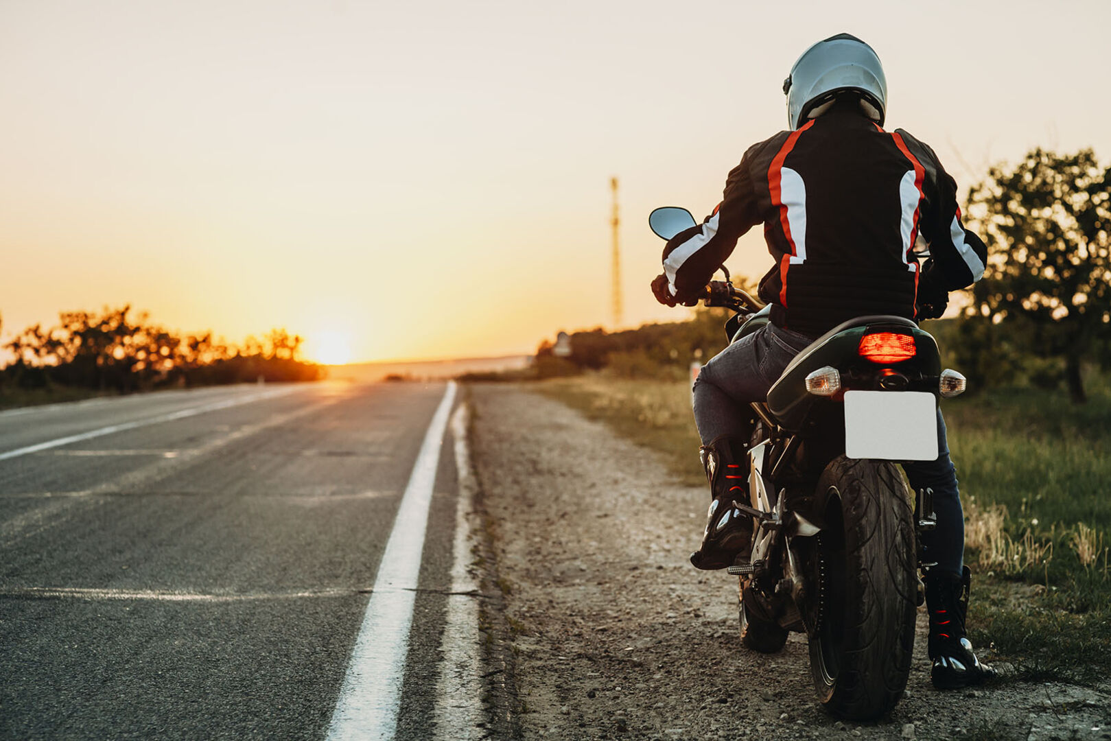 Motorradfahrer macht Halt | Credit: iStock.com/Strelciuc Dumitru
