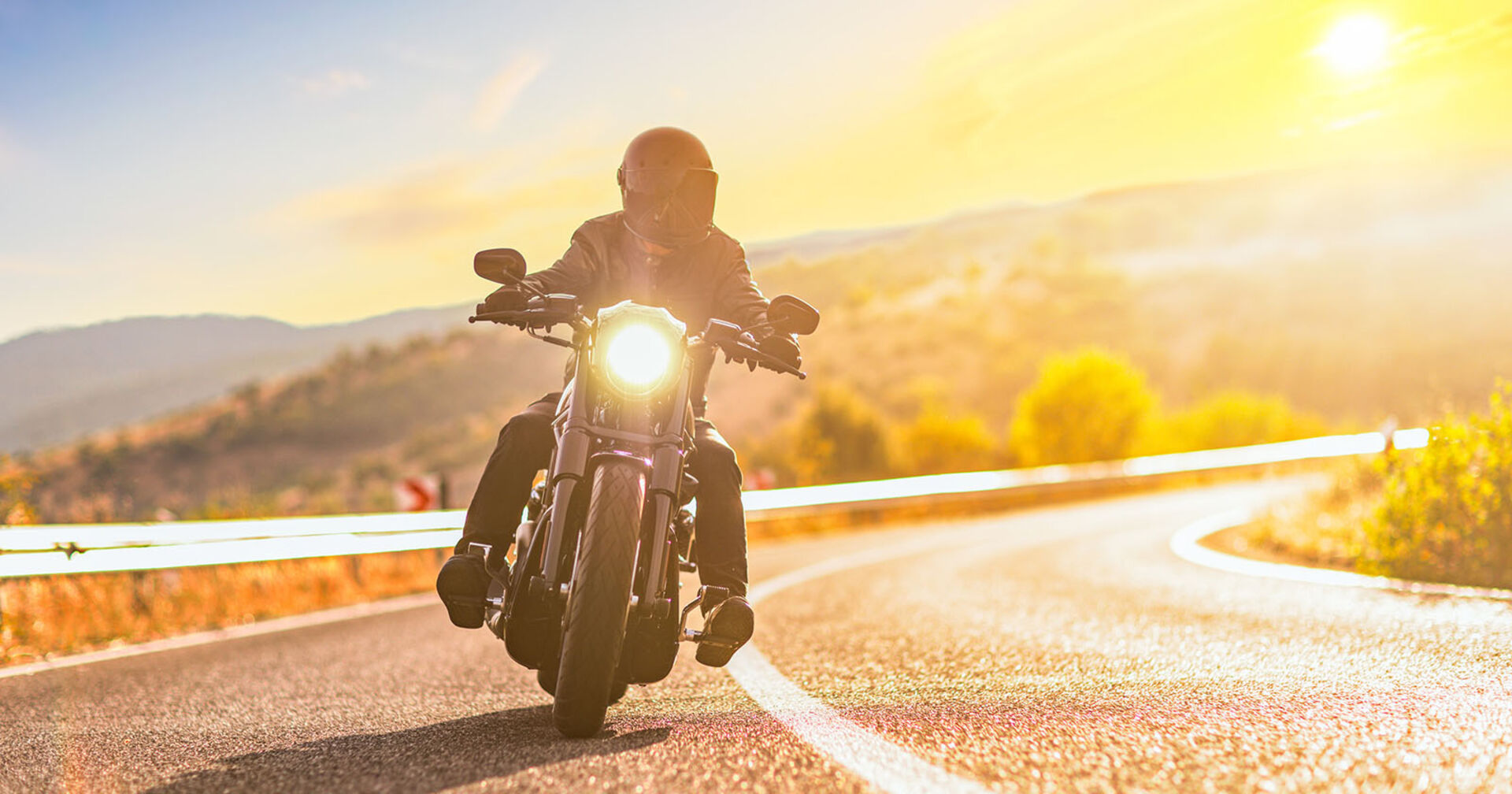 Motorradfahrer auf der Straße | Credit: iStock.com/Ljupco