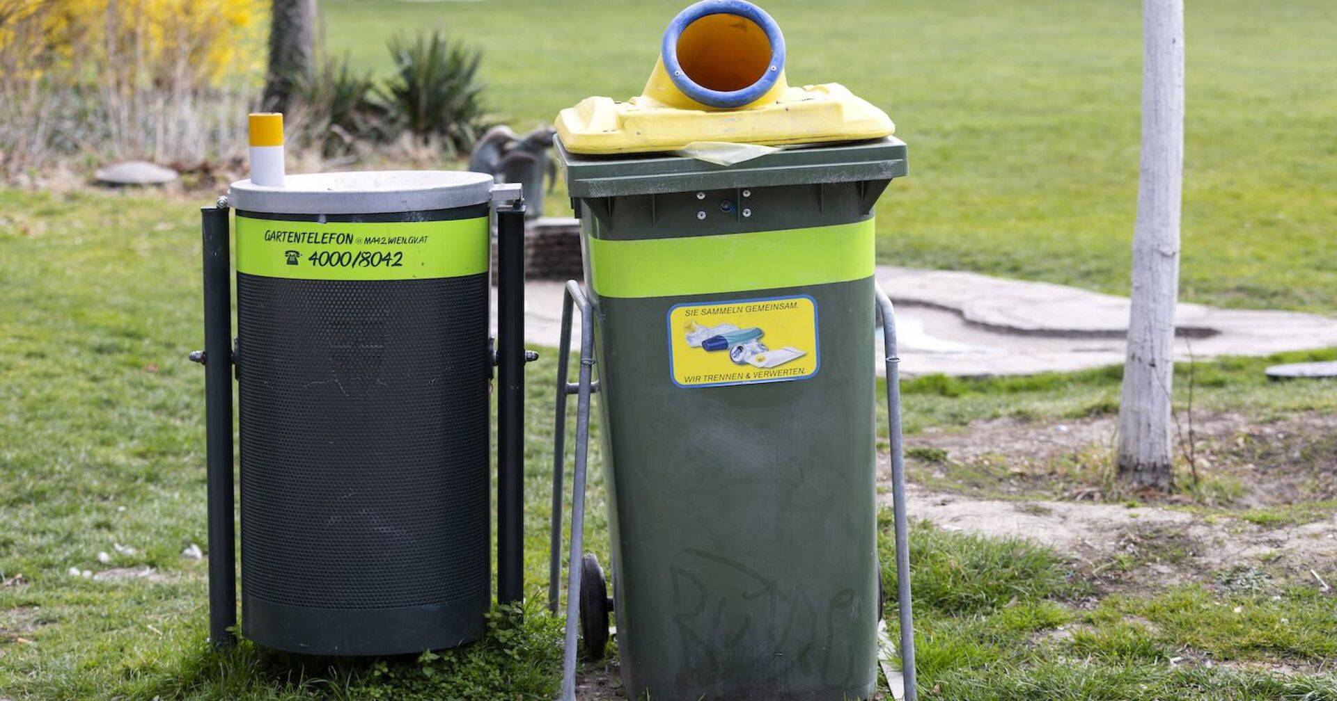 Mülltonnen in einem Park in Wien.