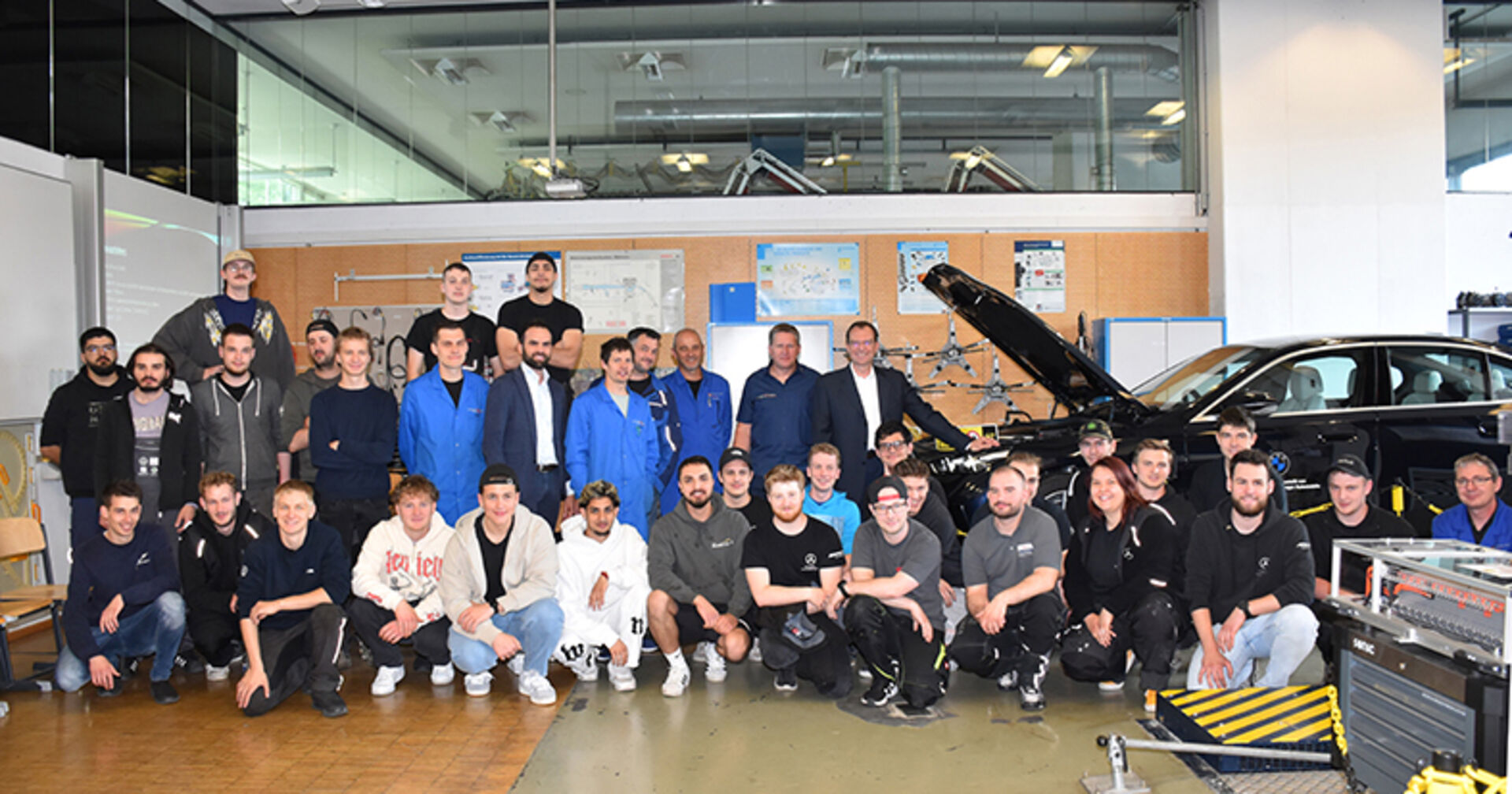 Lehrer und Schüler freuen sich über den neuen BMW 550 5er Plug in Hybrid.