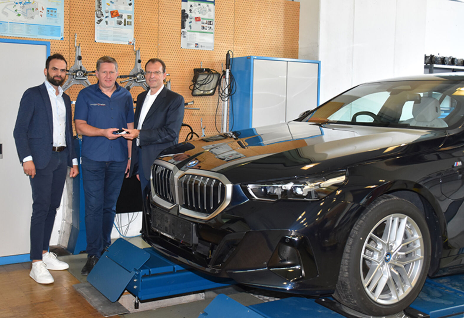 Leandros Tschataridis (BMW Unterberger) (li.) und Wolfgang Dumböck (Regionalleiter BMW Group) (re.) übergeben den BMW-Schlüssel an LBS 2 Dir. Markus Nesensohn