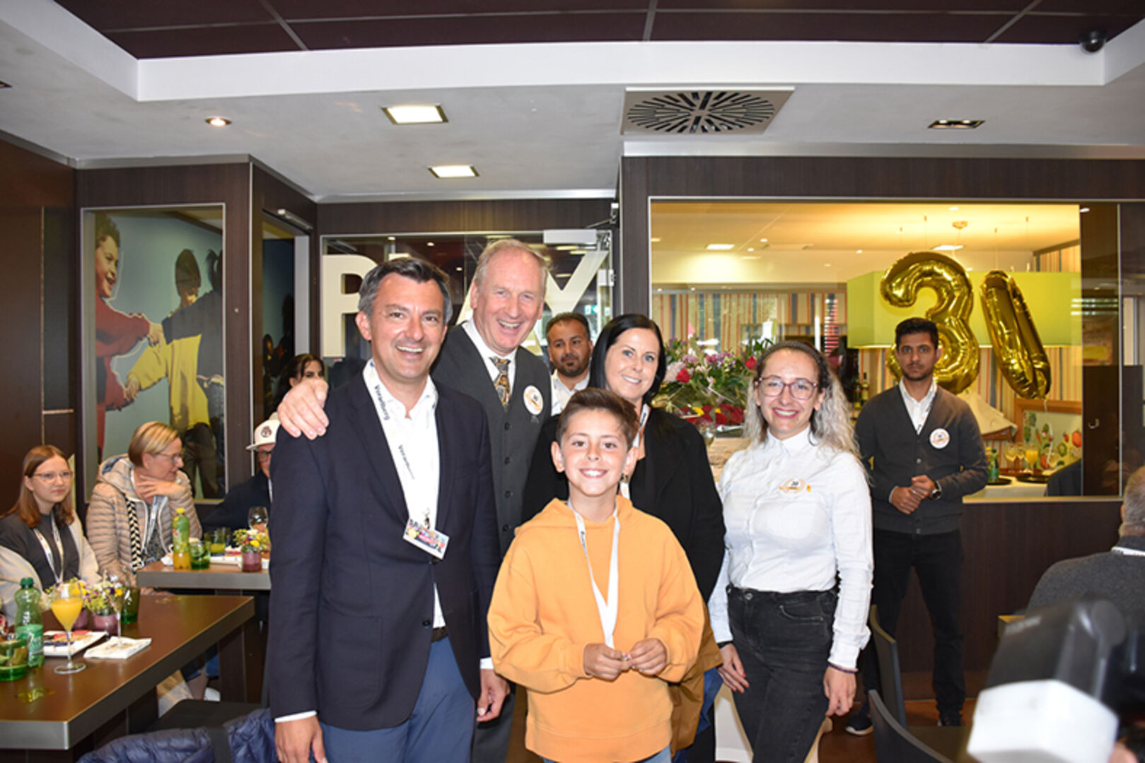 Loek Versluis, Bürgermeister Martin Staudinger mit Bea und Ilyas Sen und McDonald's Hard-Restaurantleiterin Gudrun Lieb.