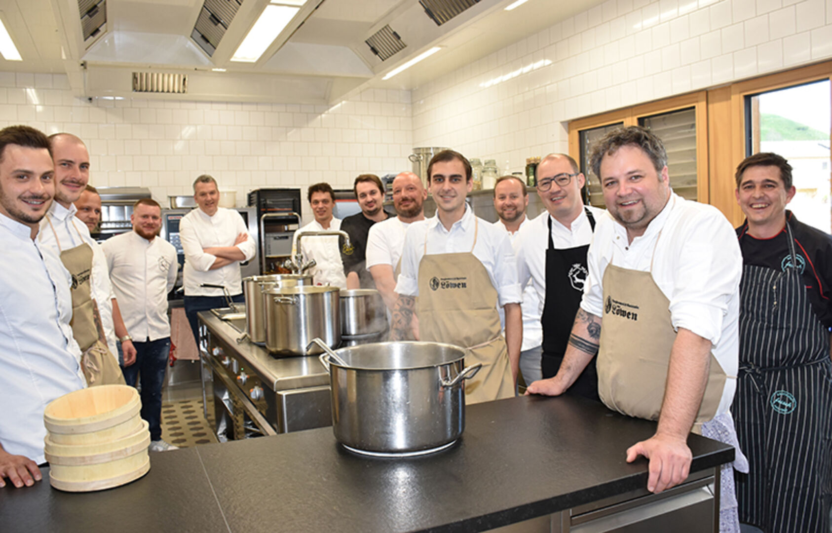 Feinste Speisebegleitung durch ein Dutzend Sterne- und Haubenköche die mit kulinarischen Fingerfood-Schmankerln beeindruckten.