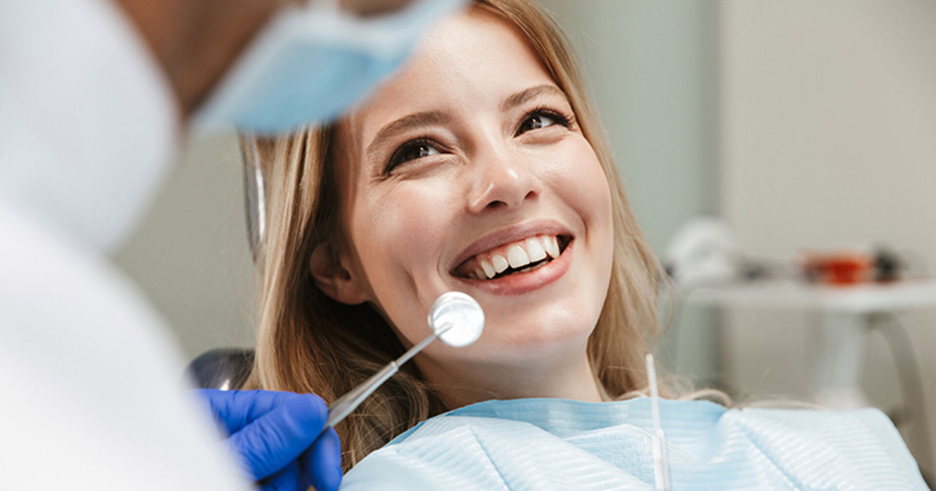 Prävention und Prämienersparnis: Zahnersatzversicherung bereits in jungen Jahren abschließen.