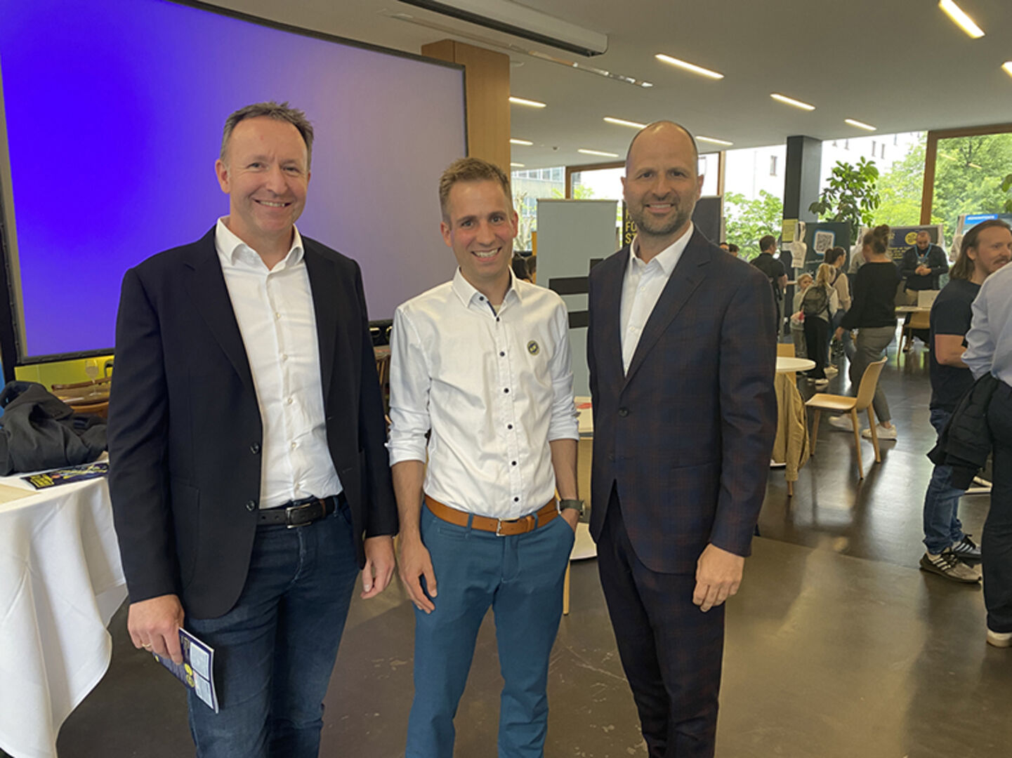 GF Gerhard Gassner (Doppelmayr), Markus Preissinger (Leitung FHV-Forschung) und LR  Marco Tittler (v. li.)