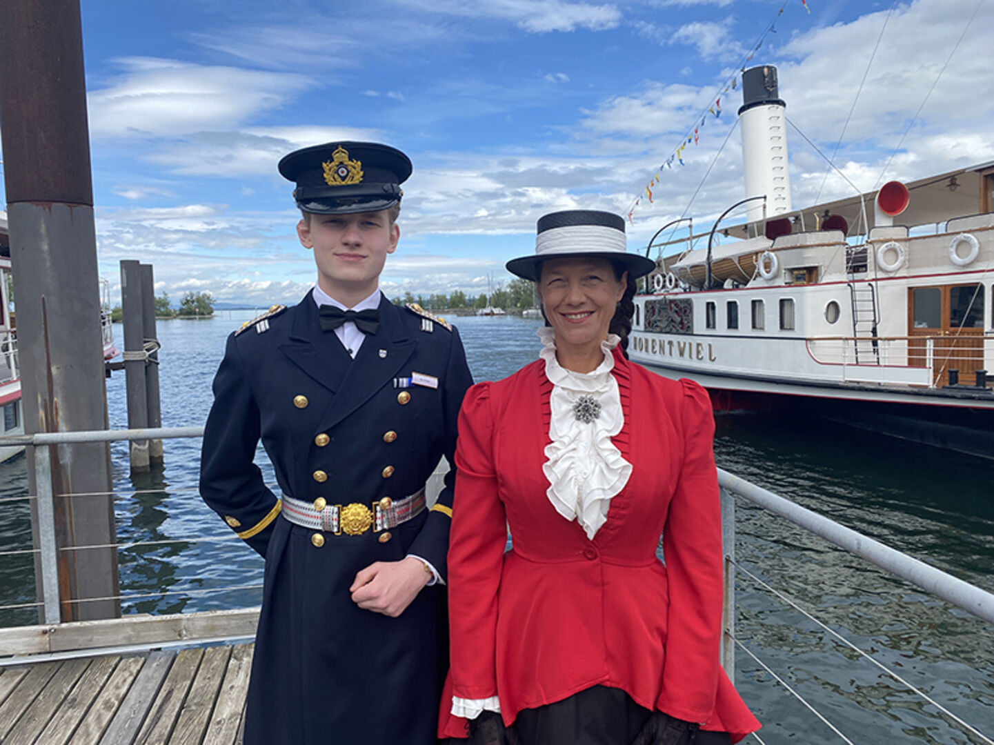 Max Schwan und Sandy Pfeifer im historischen Outfit.