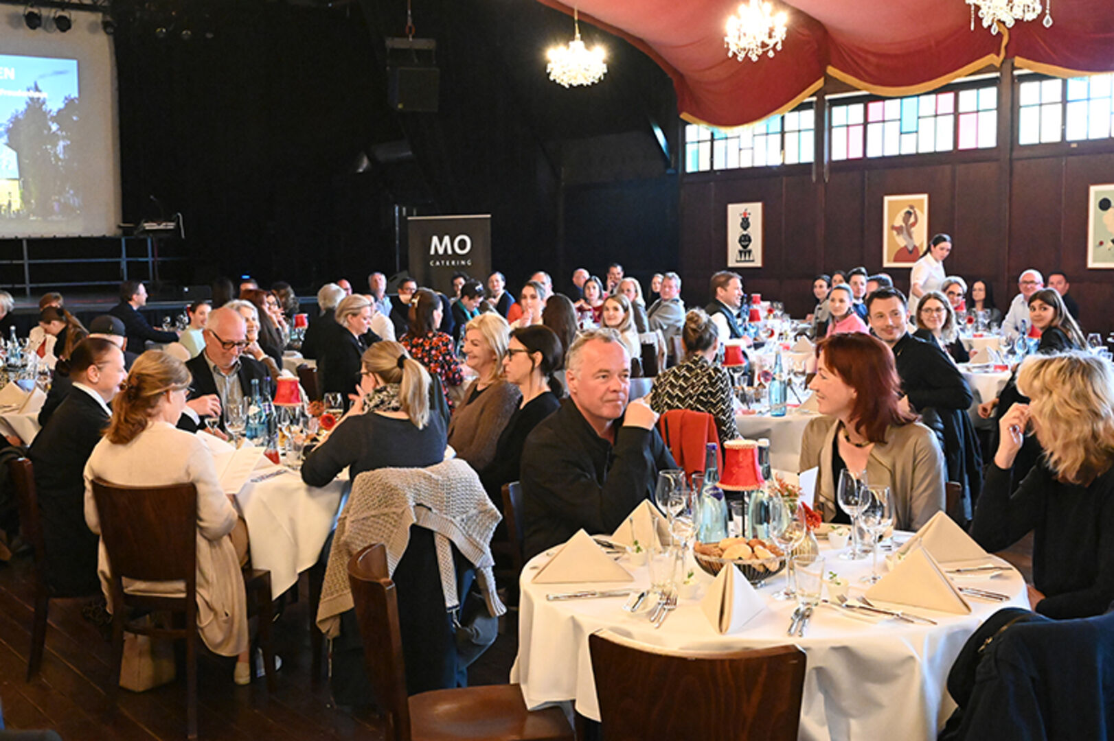 Zahlreiche Wegbegleiter:innen feierten das Freudenhaus- und Caravan-Jubiläum.