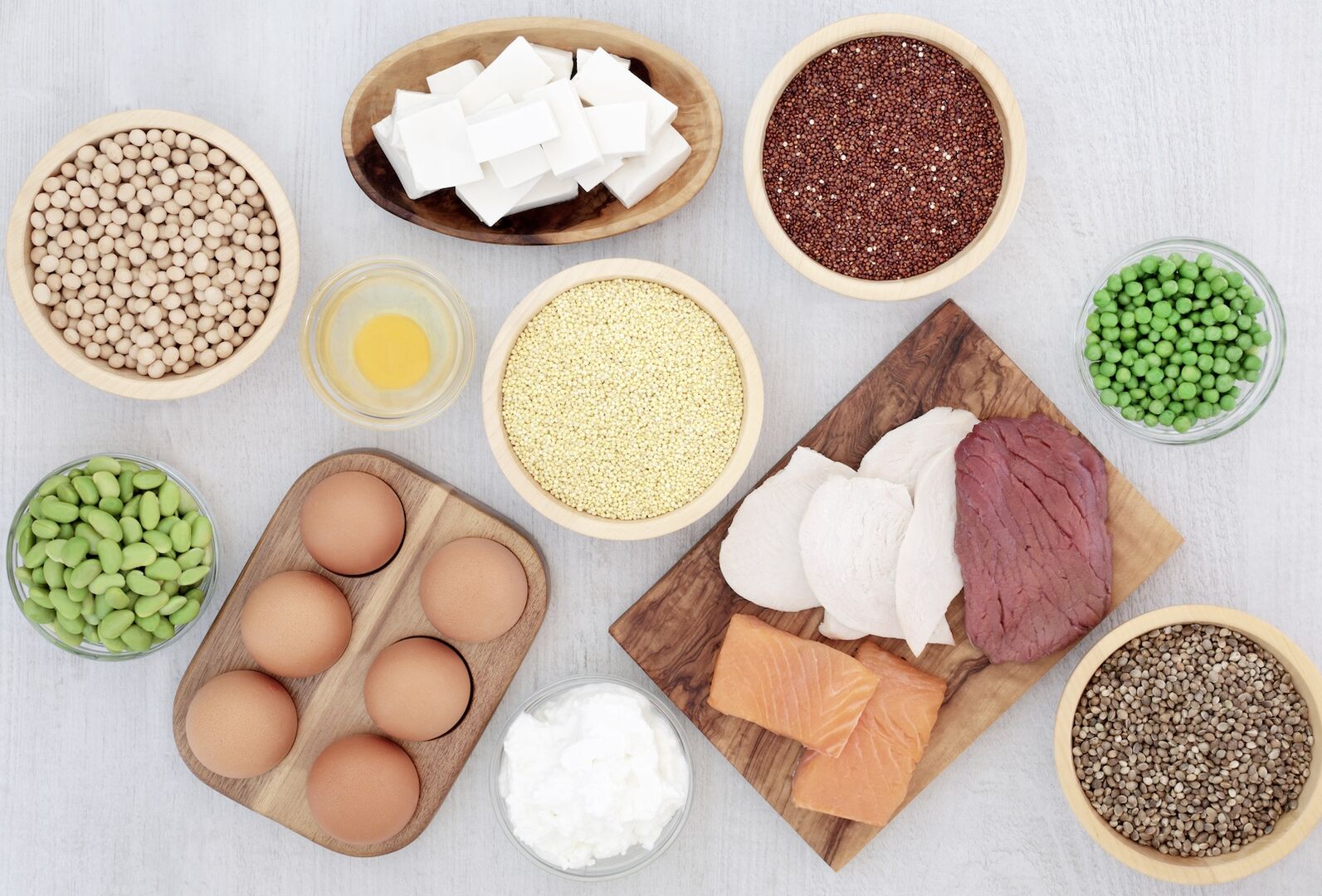 Nahrungsmittel in Schalen und auf Holzbrettern