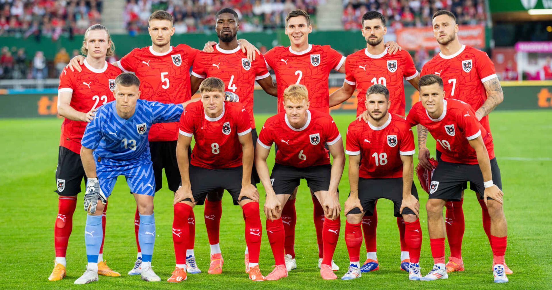 Eine Gruppe von Fußballspielern in roten Trikots
