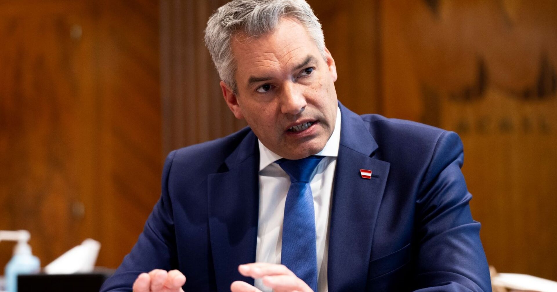 Bundeskanzler Karl Nehammer im Gespräch in seinem Büro