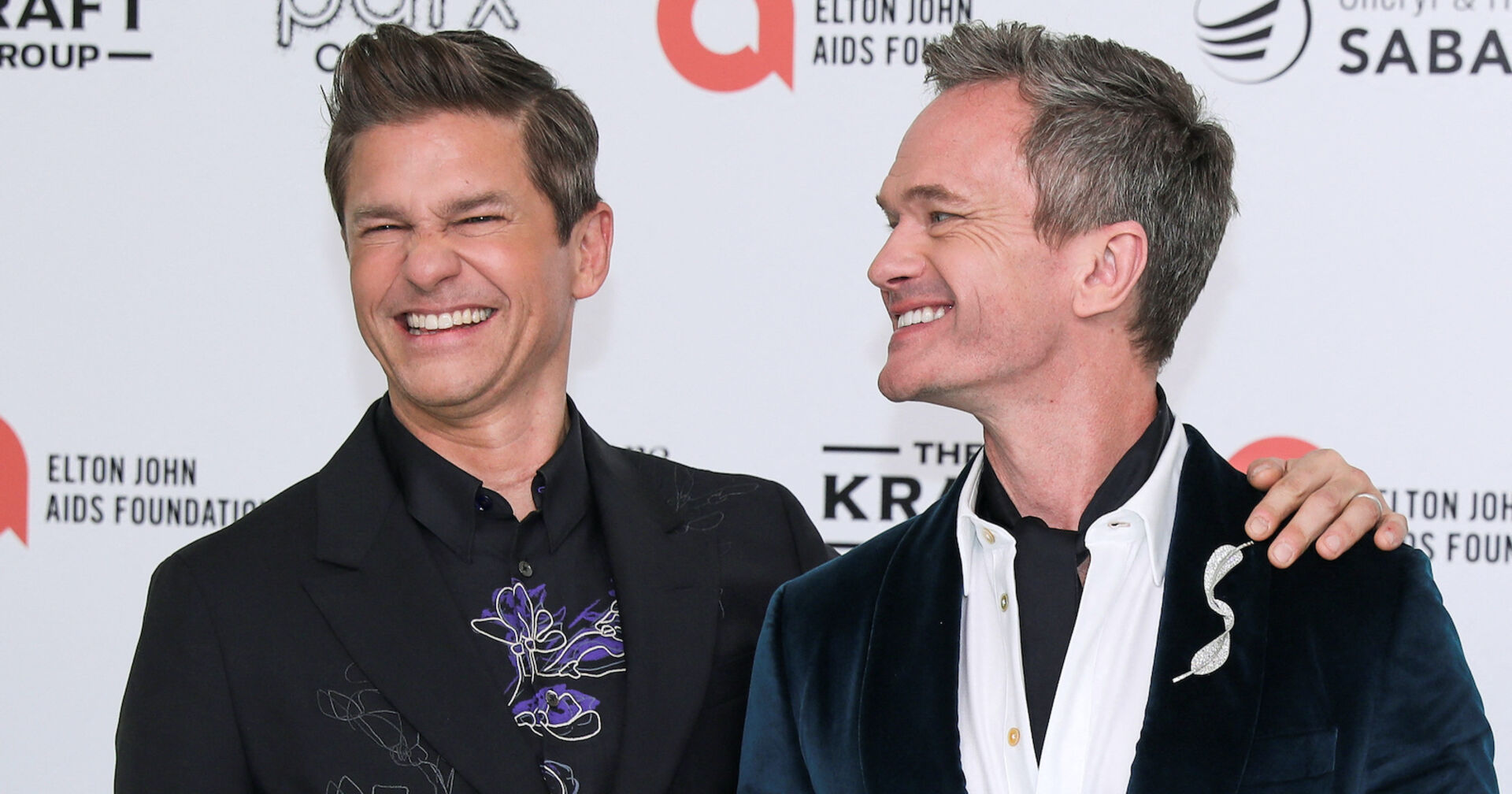 Neil Patrick Harris und Ehemann David Burtka auf dem Red Carpet. Sie tragen schwarze Smokings.
