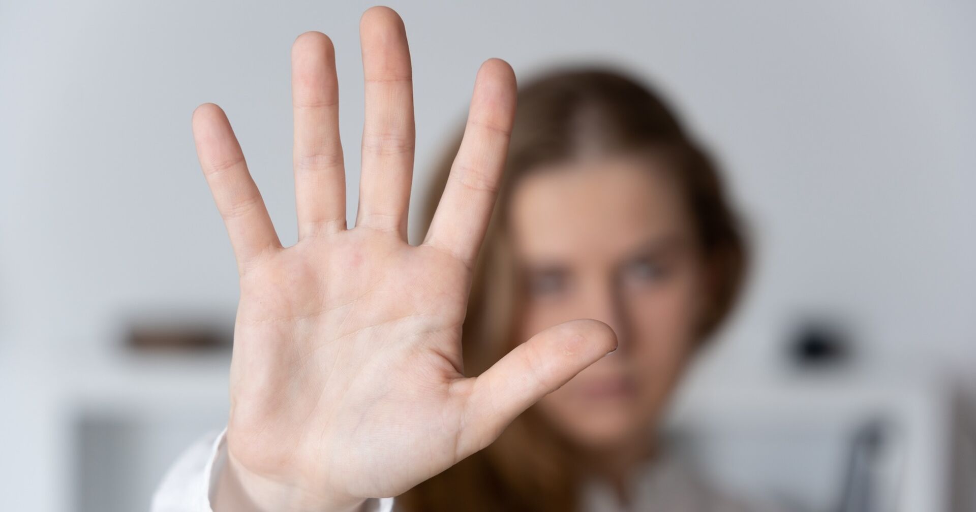 Ein Mädchen hält ihre Hand in die Kamera.