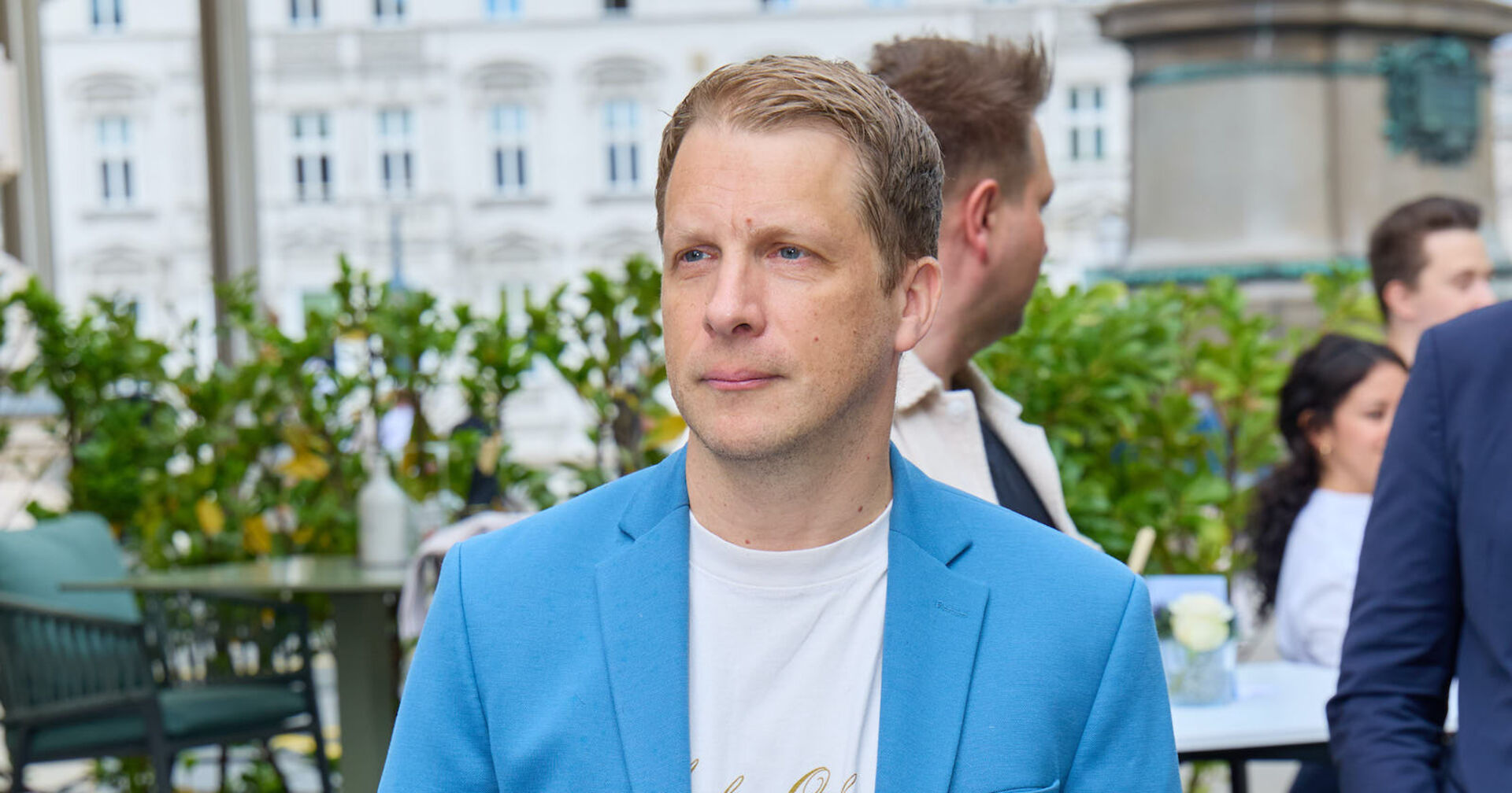 Oliver Pocher mit einem blauen Sakko und einem weißen T-Shirt.