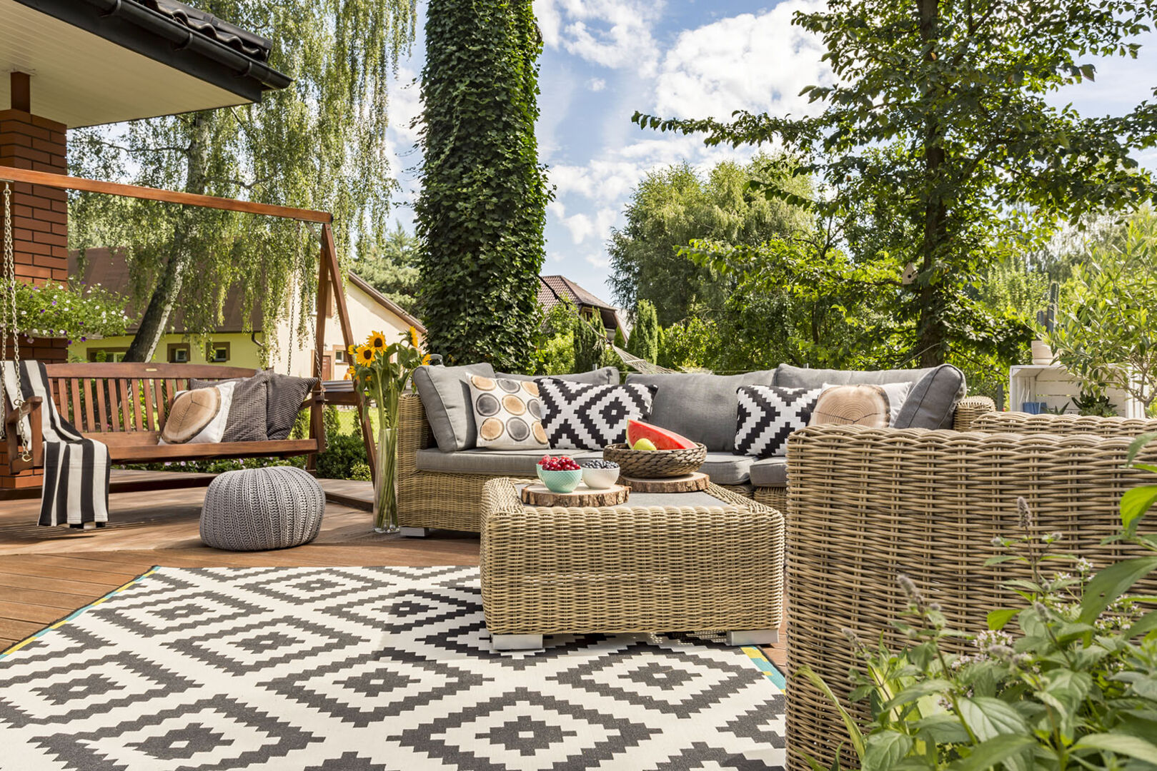 Terrasse mit Outdoor-Teppich | Credit: iStock.com/KatarzynaBialasiewicz
