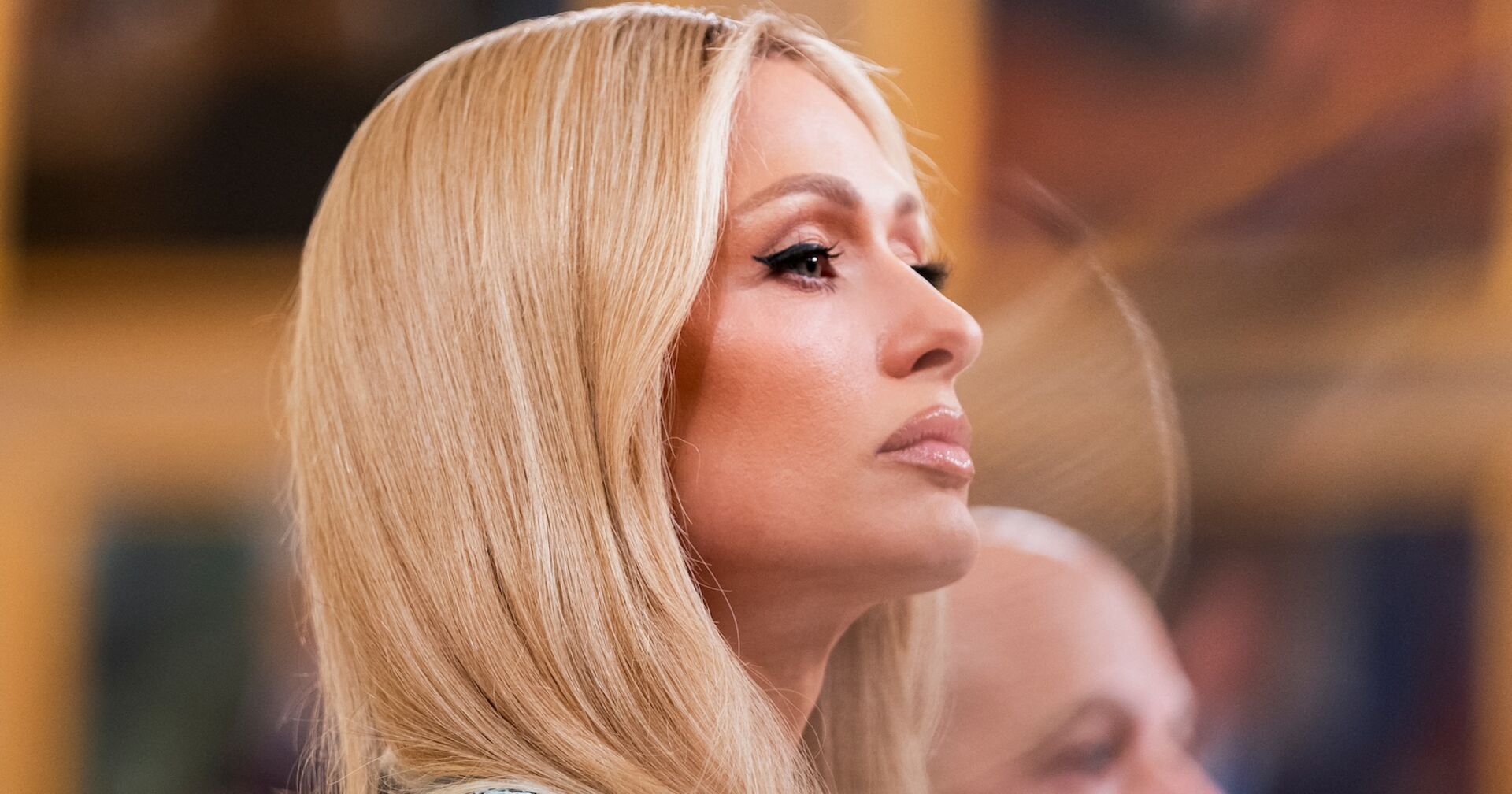 Paris Hilton mit blonden Haaren.