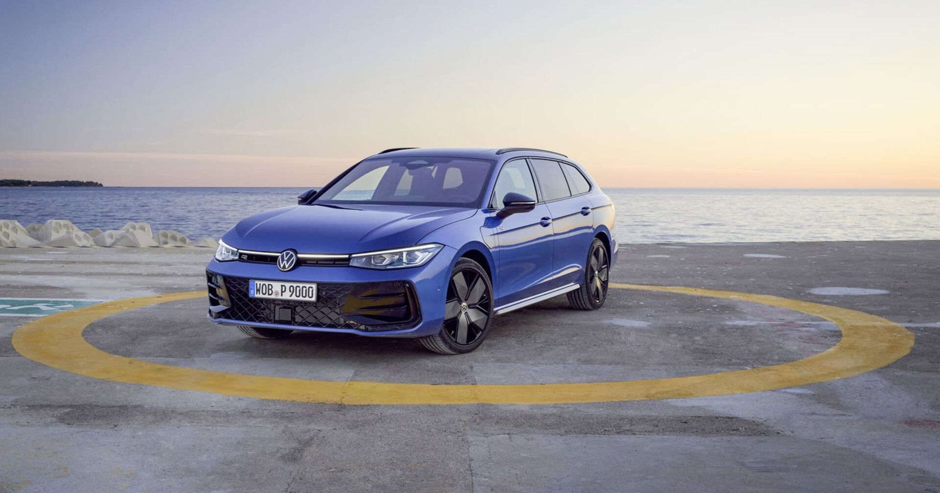 Ein blauer VW Passat steht auf einem Hubschrauberlandeplatz in der Sonne.