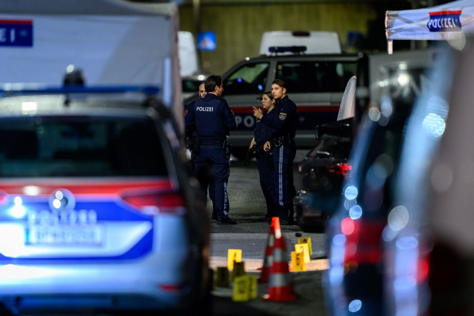 Polizisten am Tatort in der Schwaigergasse in Wien-Floridsdorf.