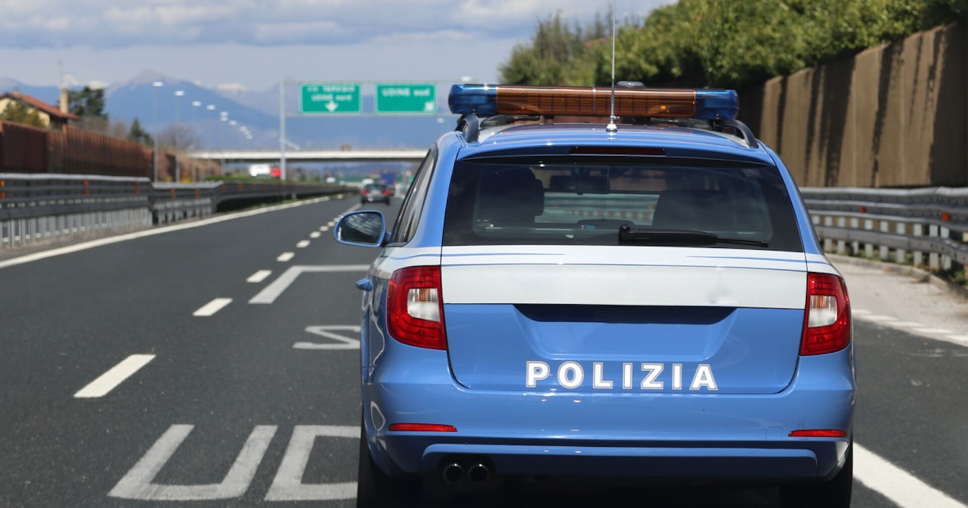 Ein italienisches Polizeiauto auf der Autobahn.