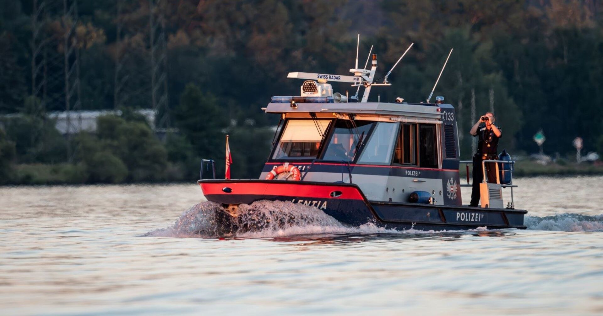 Ein Polizeiboot auf der Donau.
