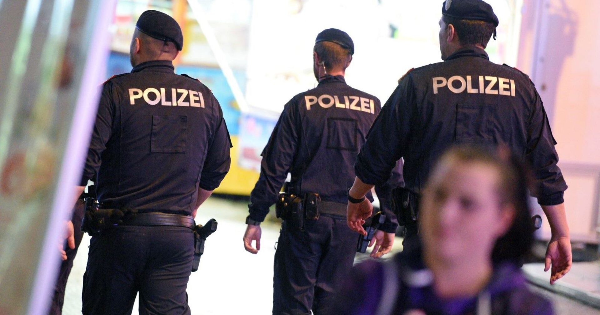 Drei Polizisten von hinten.