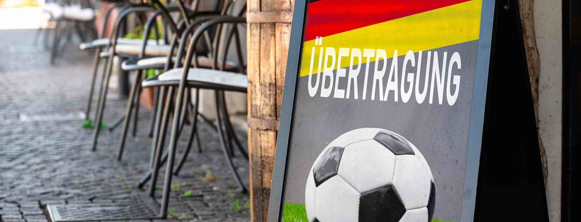 Schild im Gastgarten mit Aufschrift Übertragung