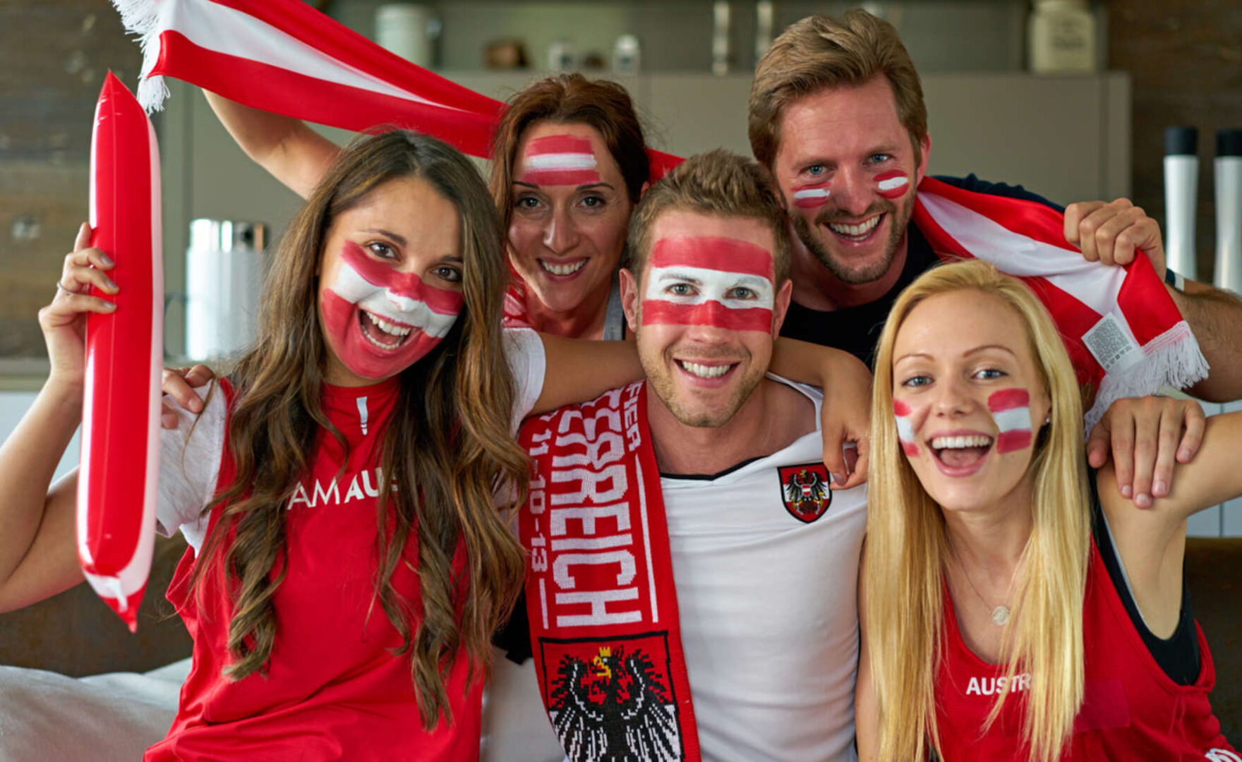 Mehrere österreichische Fußball-Fans schauen sich ein Spiel an
