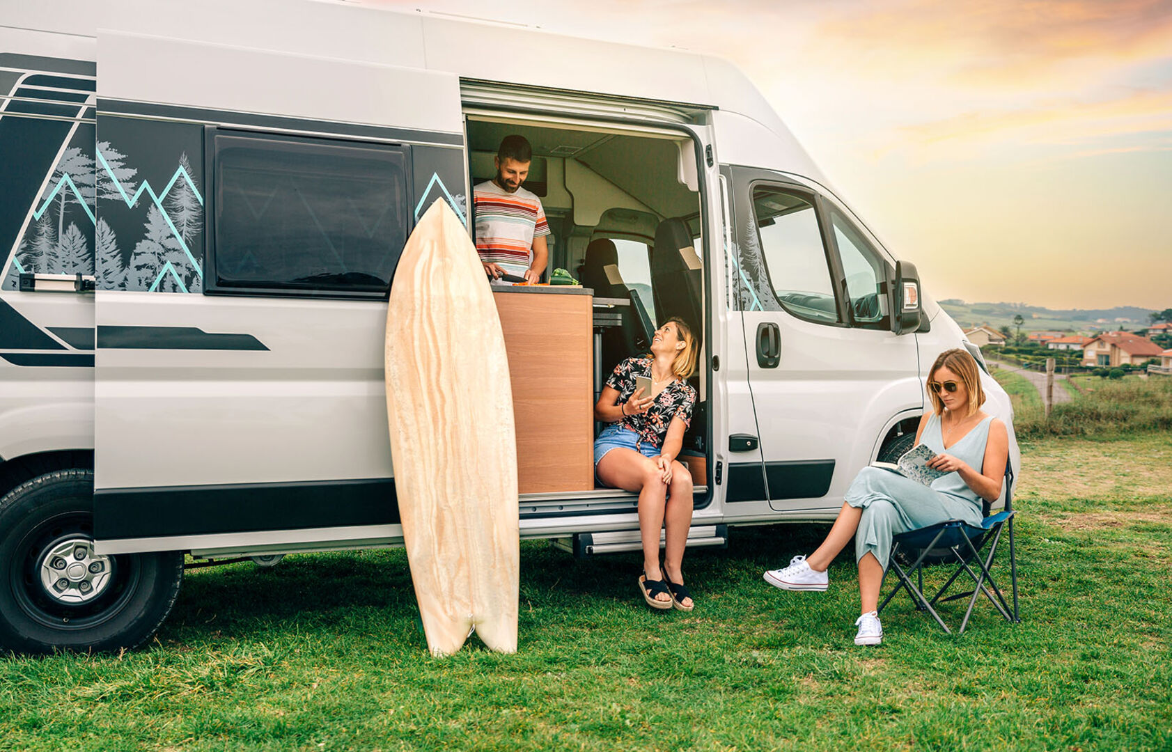 Freunde stehen vor einem Camping-Bus | Credit: iStock.com/doble-d