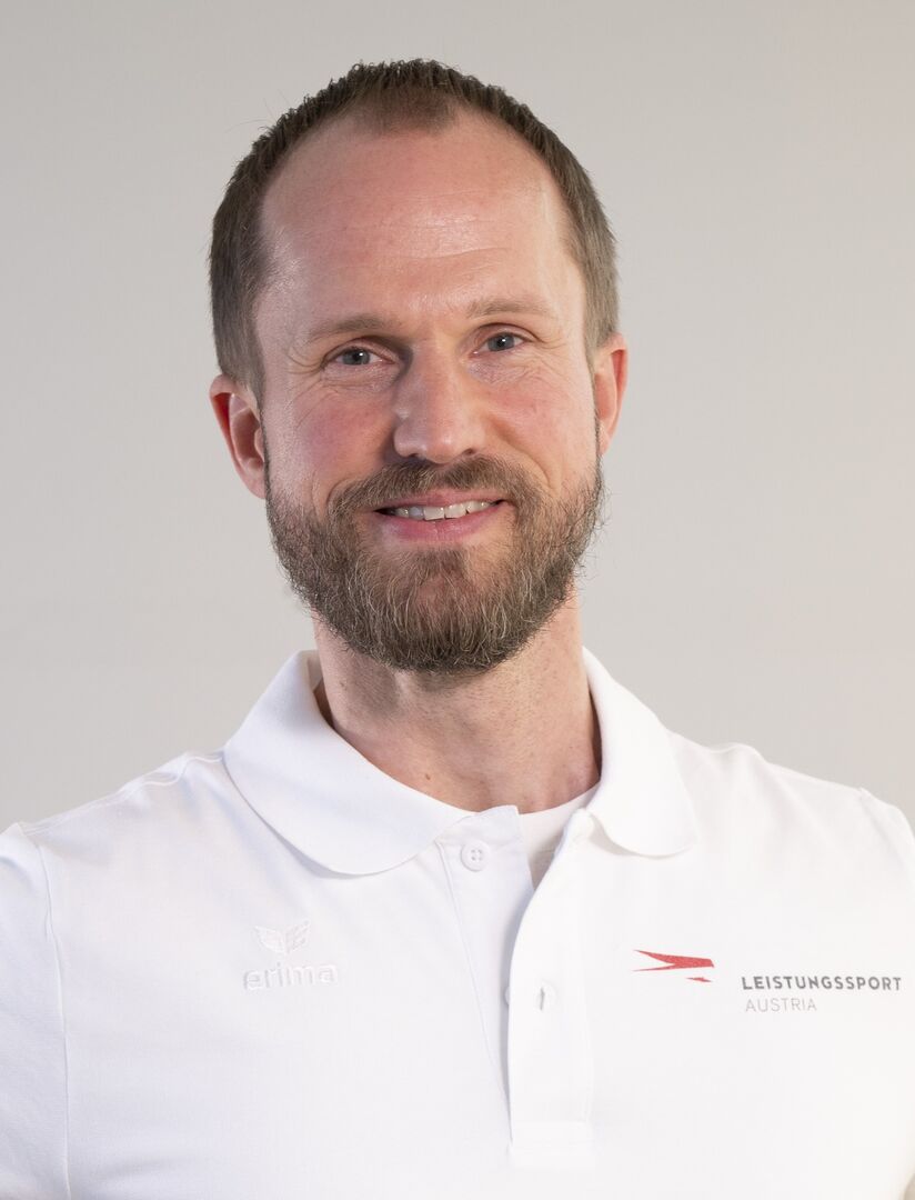 René Franz in einem weißen Polohemd