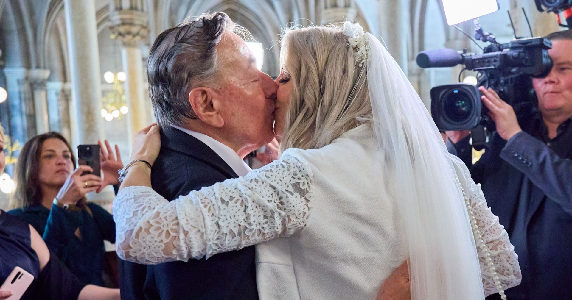 Simone Reiländer küsst Richard Lugner.