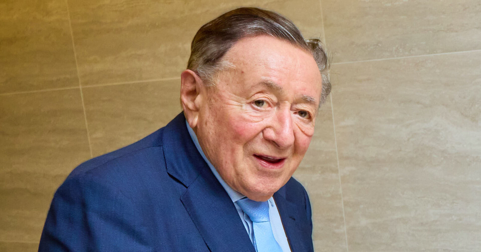 Richard Lugner mit einem blauen Smoking.