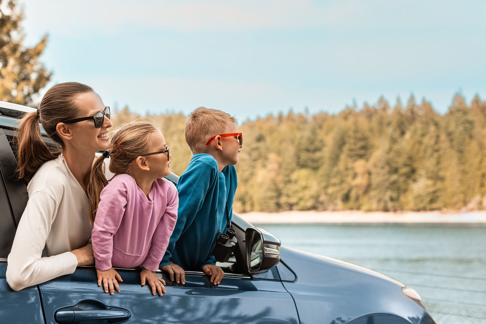 Mutter und Kinder sitzen im Auto | Credit: iStock.com/kieferpix