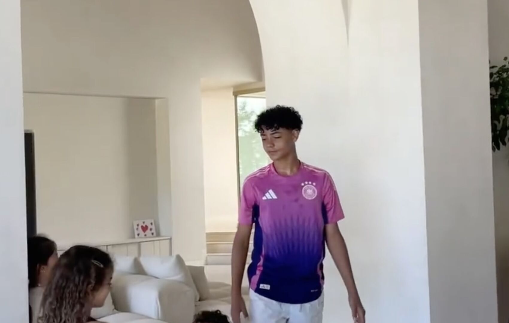Ronaldo Junior in der pinken Deutschland-Dress.