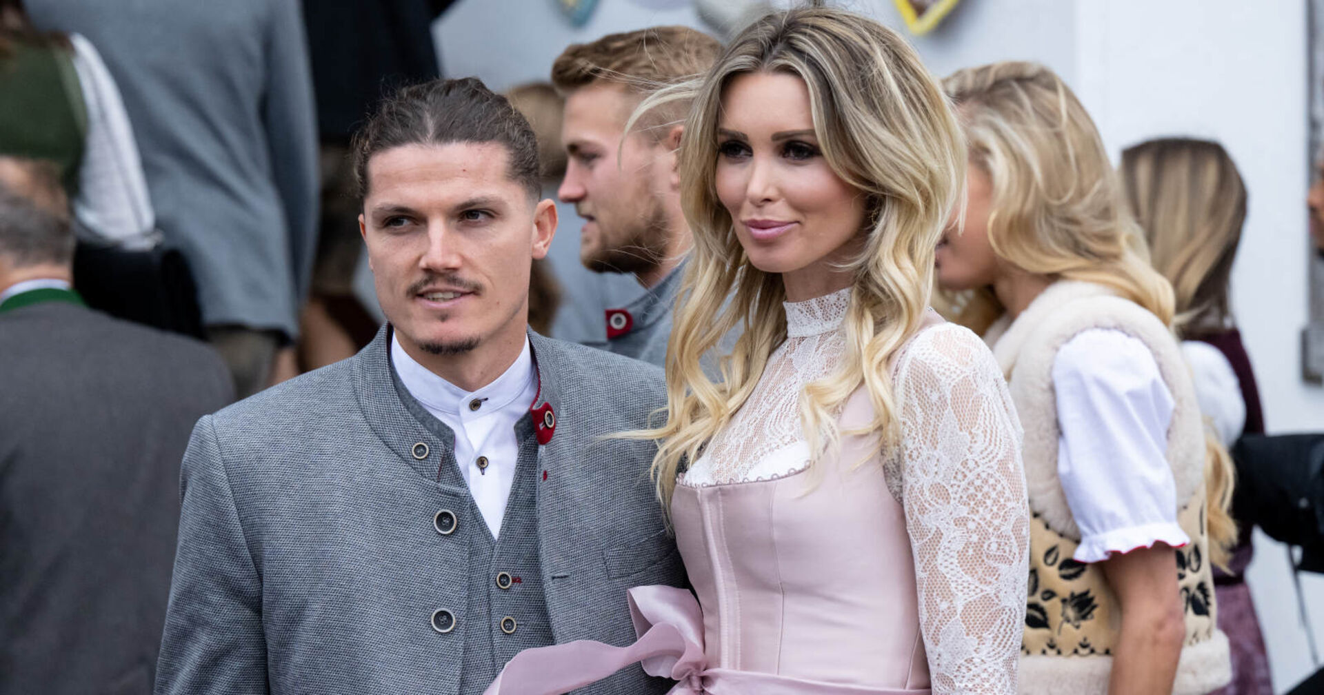 Eine Frau und ein Mann stehen gekleidet in Tracht nebeneinander