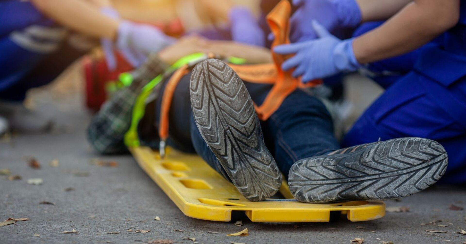 Einsatzkräfte kümmern sich um ein Unfallopfer auf einer Trage.