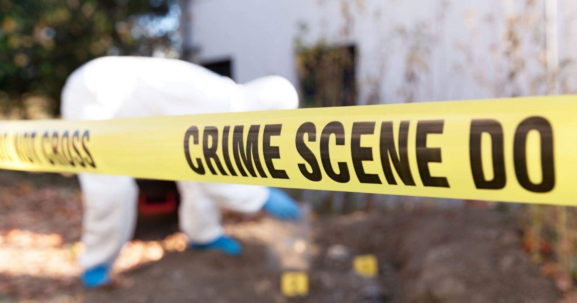 Ein Ermittler untersucht einen Tatort auf Spuren.