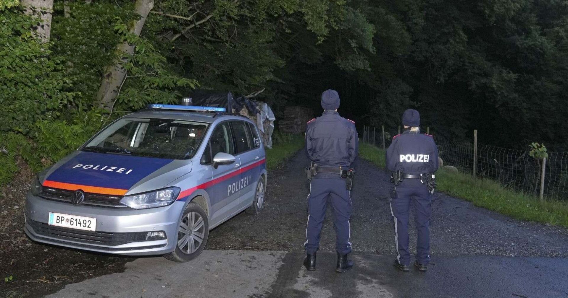 Zwei Polizisten am Einsatzort in St. Marein bei Graz.