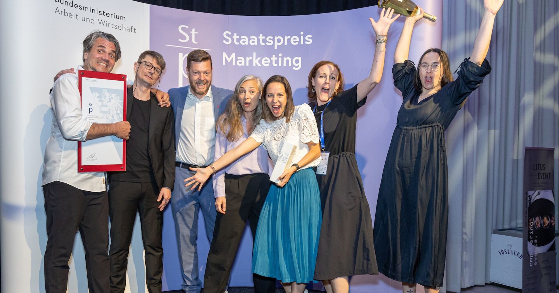 Die Staatspreis-Marketing-Sieger jubeln.