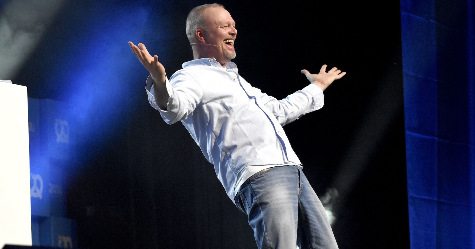 Stefan Raab mit einem hellblauen Hemd und einer Jeans.