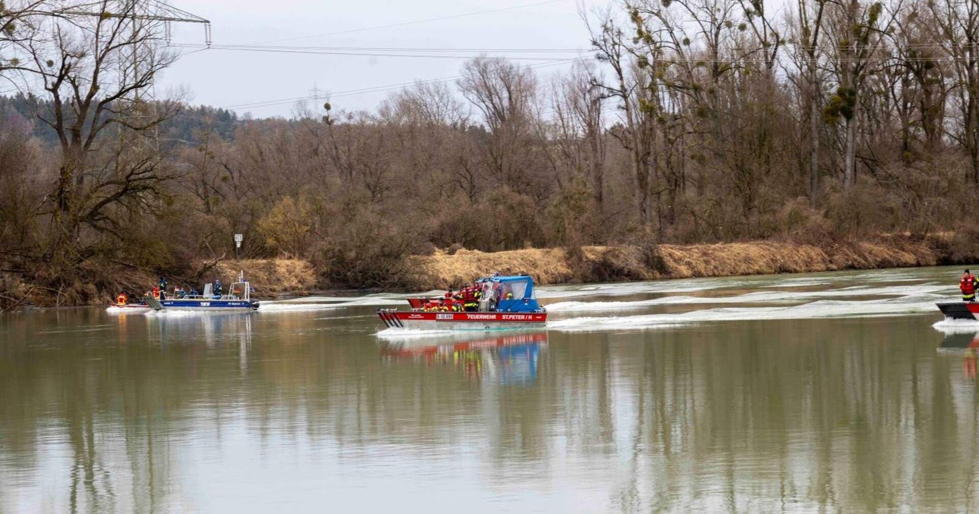 Suchaktion mit Booten auf einem Fluss.