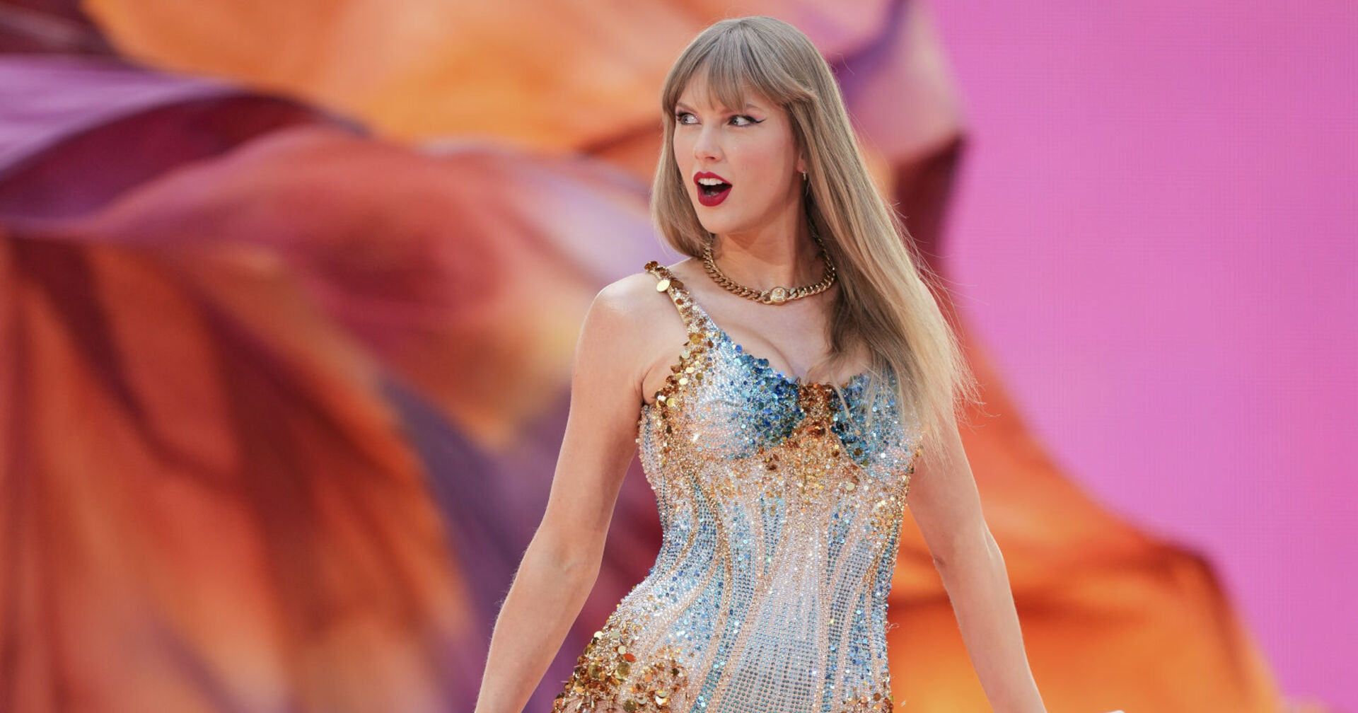 Eine Frau mit blonden Haaren trägt ein Glitzeroutfit