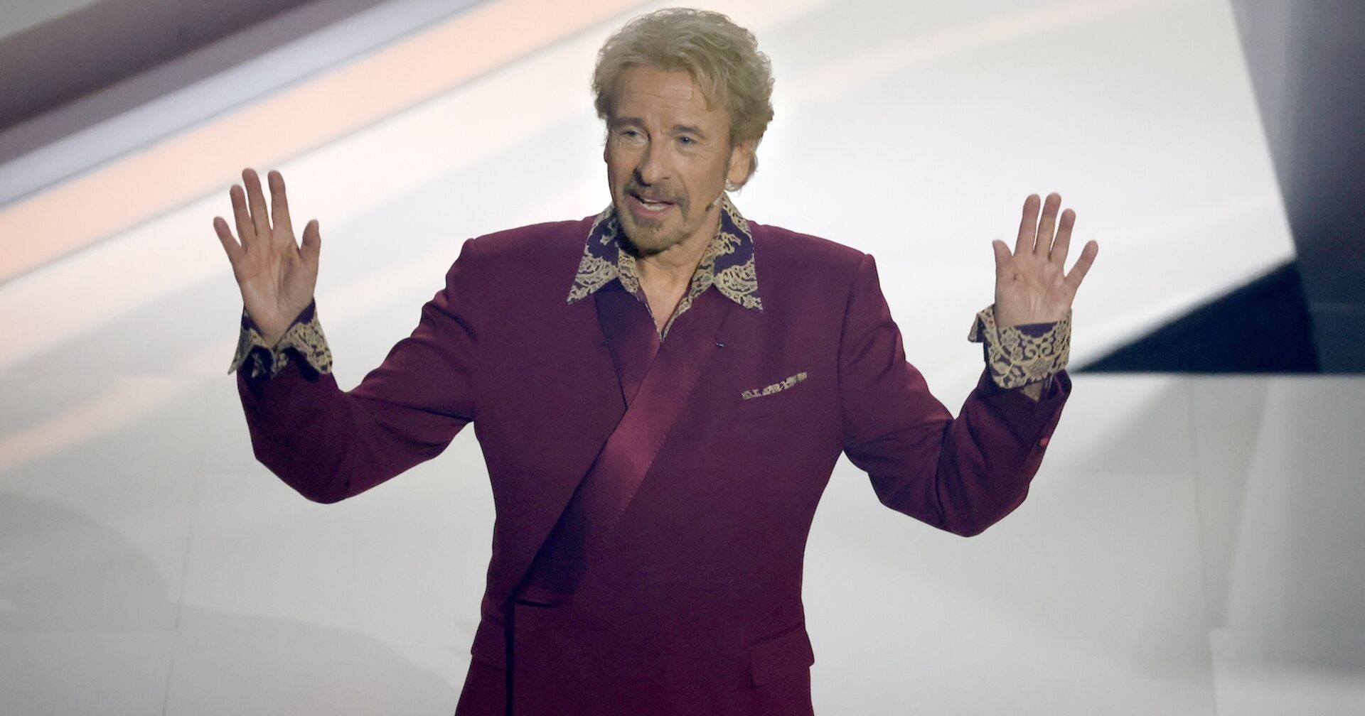 Thomas Gottschalk mit einem violetten Anzug.