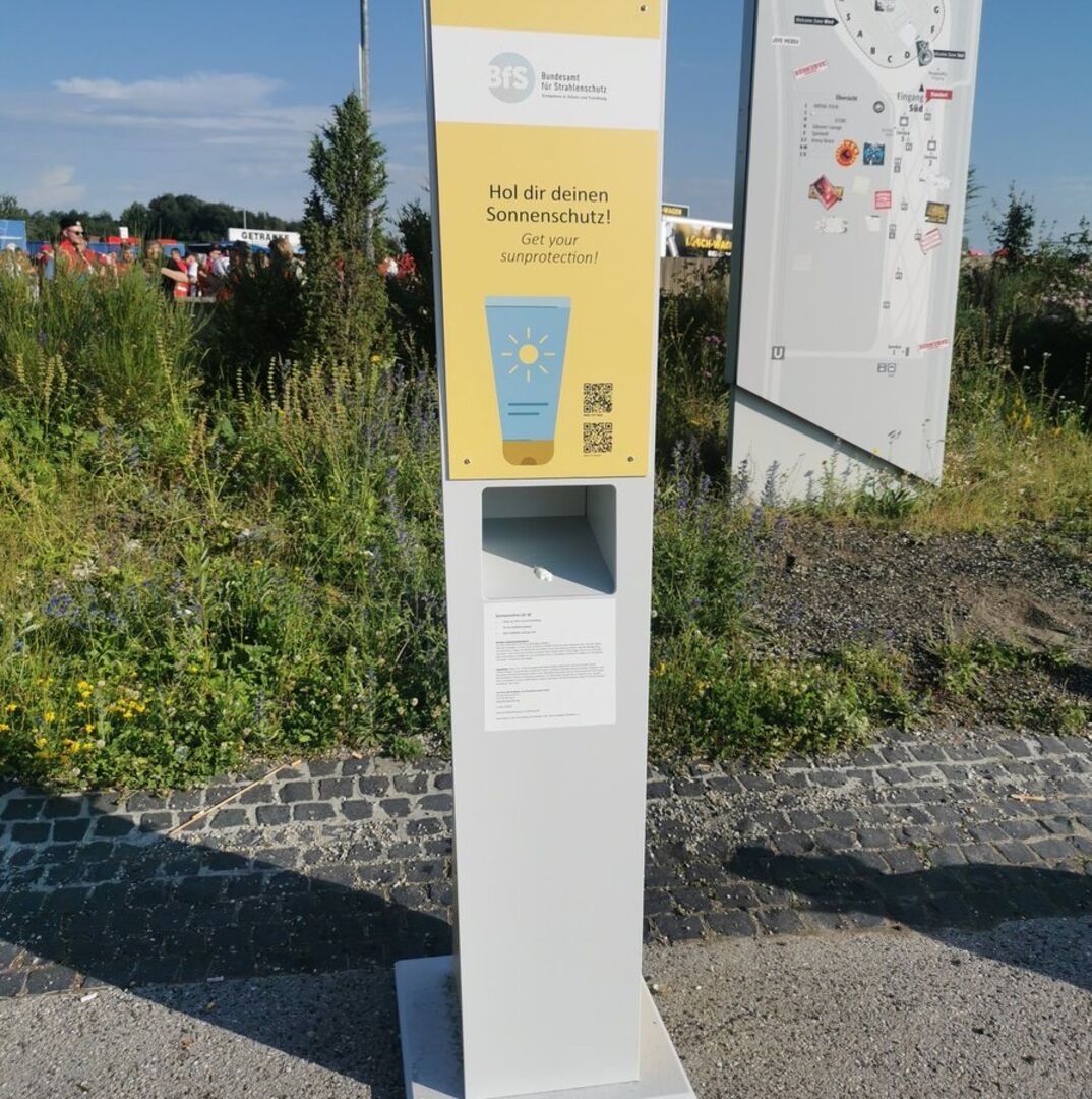 Säule mit Sonnencreme-Spender