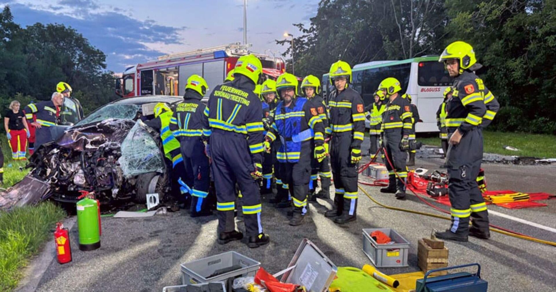 Zahlreiche Feuerwehrleute an der Unfallstelle.